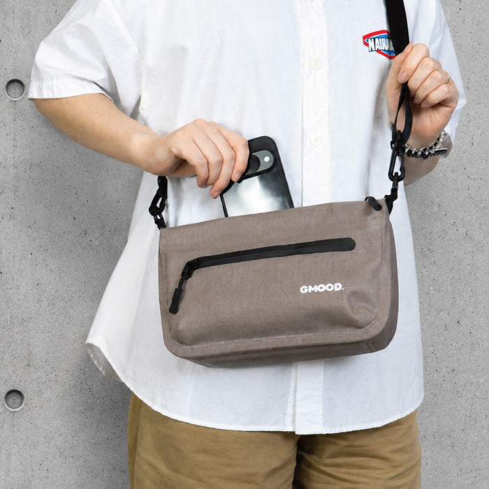 【新製品】 防水ショルダーバッグ 3.5L ミニショルダーバッグ サコッシュ バッグインバッグ対応 軽量 コンパクト 止水ファスナー 通勤 通学 旅行 散歩 メンズ レディース ユニセックス GMOOD GMB-001