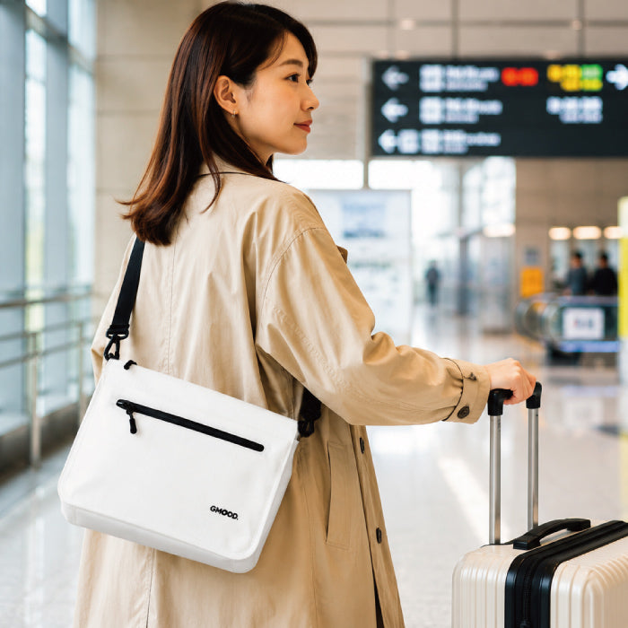 【新製品】 防水ショルダーバッグ 8L A4対応 キャリーオン対応 軽量 ショルダーバッグ タブレット収納 通勤 通学 旅行 自転車 メンズ レディース ユニセックス GMOOD GMB-002