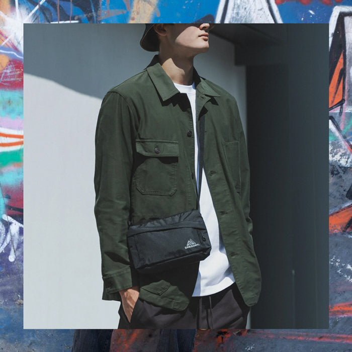 GREGORY CROSSBODY BAG AL メンズ レディース グレゴリー クロスボディバッグ ショルダーバッグ 肩掛け サコッシュ サブバッグ アウトドア フェス 旅行 通勤 お出かけ 買い物 レジャー ドライブ 小型 2.5リットル リフレクター ユニセックス お揃い 黒 ズーム ブラック